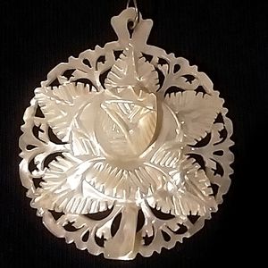 Mother OF PEARL NECKLACE.